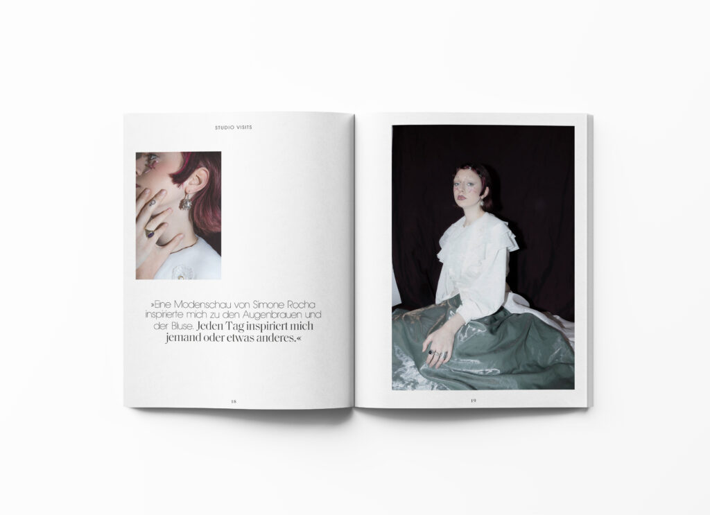 @  Open Magazine Mockup by Anthony Boyd Graphics / Foto Vlada Shcholkina