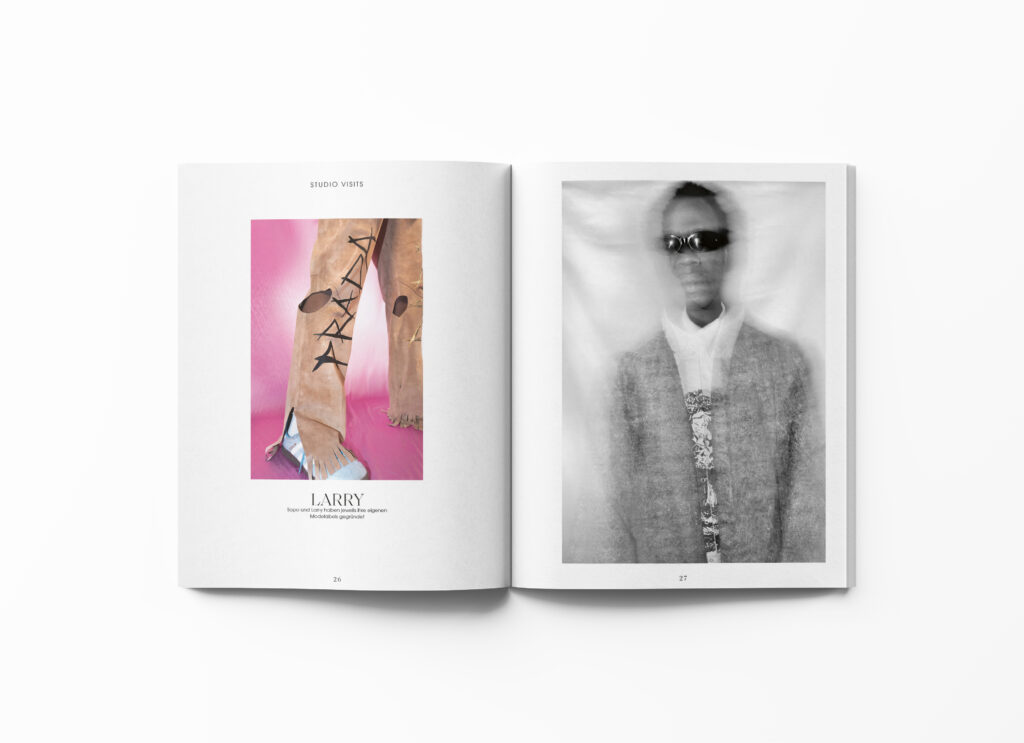 @  Open Magazine Mockup by Anthony Boyd Graphics / Foto Vlada Shcholkina